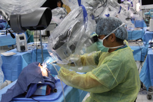Dr. Akira Ganaha of University of the Ryukyus in Okinawa performing surgery on Wednesday. (photo courtesy of SSF.)
